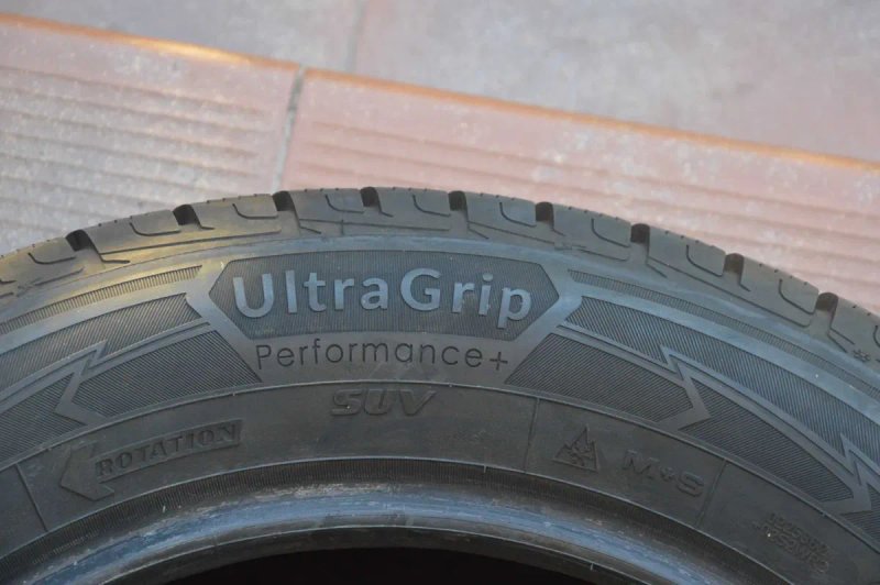 Зимові шини комплект GoodYear UlraGrip Performance+ SUV 215/65 R17 — фото 8