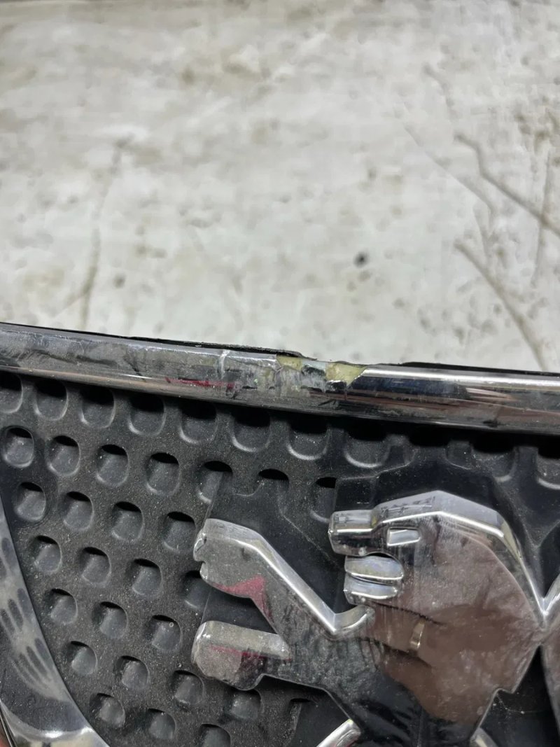 Значок емблема Peugeot 3008 — фото 2