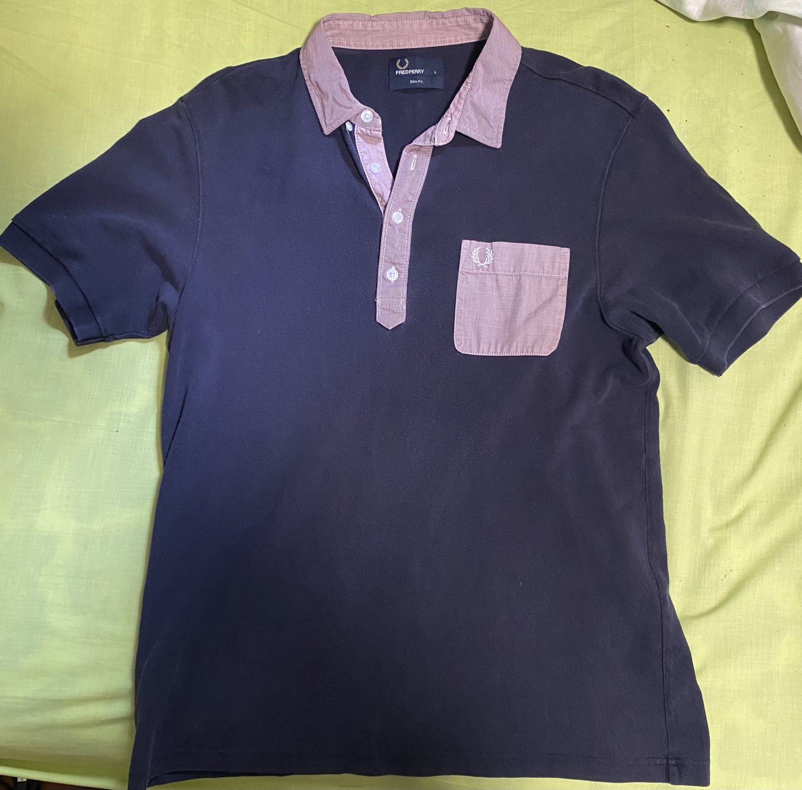 Мужская футболка поло Fred Perry темно-синяя с розовым карманом