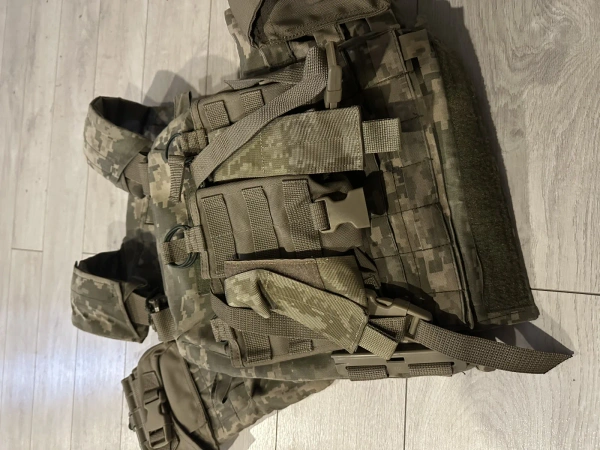 Плитоноска з підсумками
