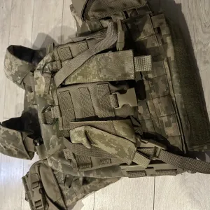 Плитоноска з підсумками