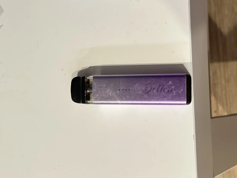 POD-система Vaporesso Deliciu Mate в цвете Lilac Purple.