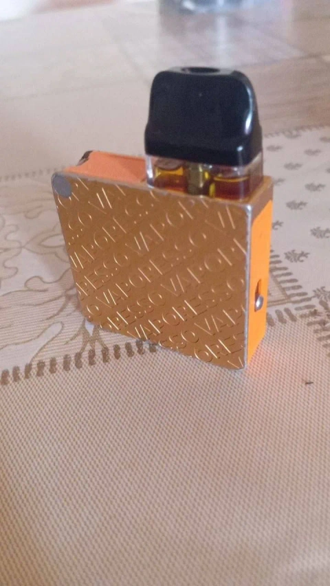 Vaporesso XROS 3 Nano Kit в помаранчевому кольорі.