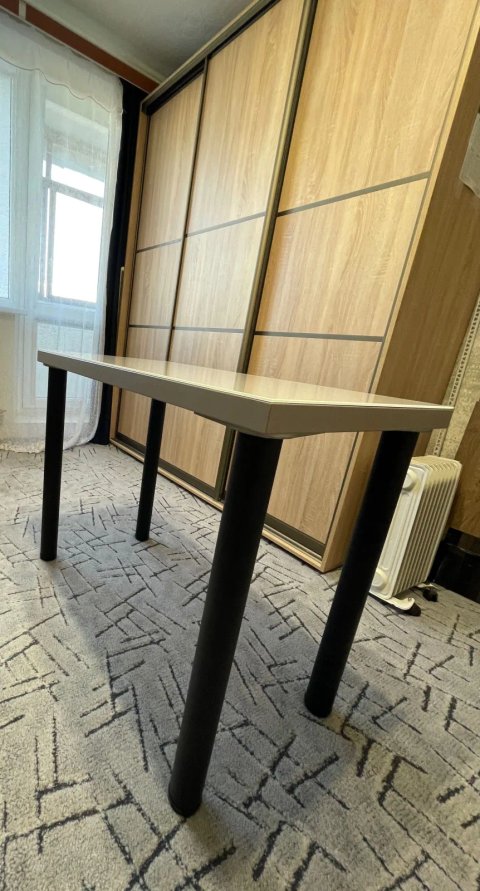 Компактный рабочий стол для небольших комнат