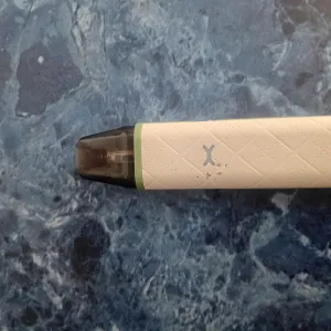 Под Xlim pro в гарном стані.З мінусів — лише кілька незначних подряпин на корпусі, які взагалі не впливають на роботу.