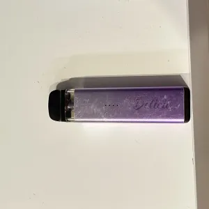 POD-система Vaporesso Deliciu Mate в цвете Lilac Purple.