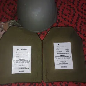 Шлем и бронеплиты военные