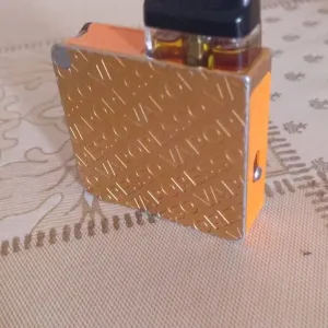 Vaporesso XROS 3 Nano Kit в помаранчевому кольорі.