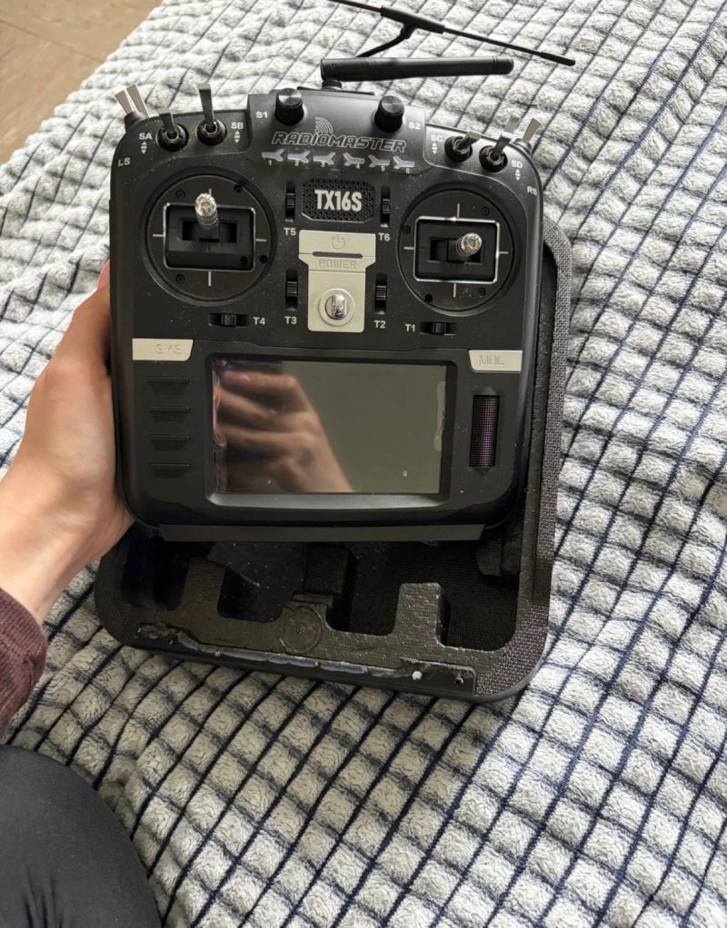 RadioMaster TX16S — це професійний пульт для керування FPV-дронами, літаками та гелікоптерами