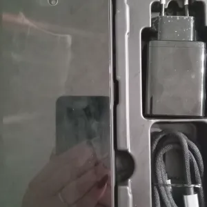 Смартфон у комплекті з зарядним пристроєм та кабелем