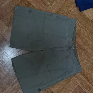 Чоловічі шорти хакі